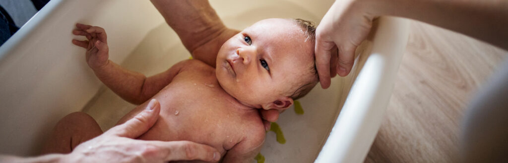 Banho em recém-nascido: quando é o momento certo para dar?