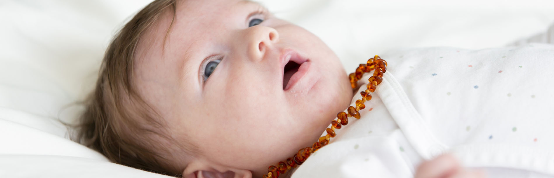 Colar de âmbar para bebê recém-nascido: vale a pena?